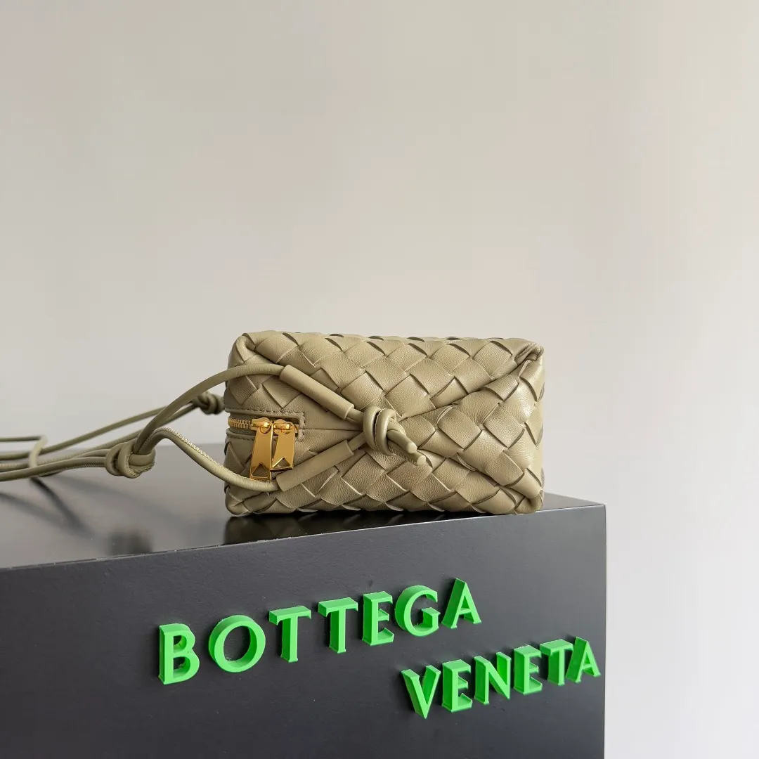 Batch 1260 𝗕𝗼𝘁𝘁𝗲𝗴𝗮 𝗩𝗲𝗻𝗲𝘁𝗮———— The latest version of the loop camera bag💥 at BV’s King of Cost-Effectiveness counter, large woven texture➕As always, ultra-high-quality lambskin, with zippers and adjustable drawstrings, it is especially suitable for the belly💫It can hold anything, and it is very light in weight, suitable for🈴️girls of all ages, size: 22*15*8cm, style number: 680255